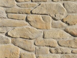 Closeup of Coyote Farmhouse Ledge manufactured stone veneer product
