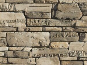 Closeup of Timberwolf Peak Ledge manufactured stone veneer product