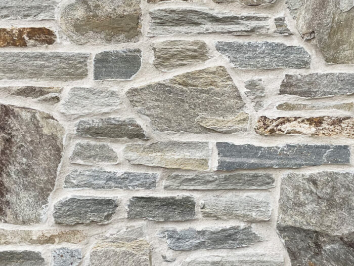closeup of Misty Harbor natural stone veneer display with white mortar