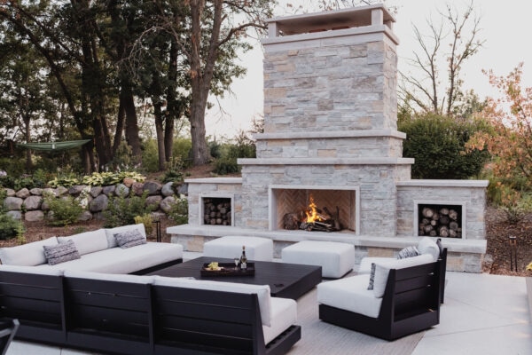 mountain-ridge-thin-veneer-massive-outdoor-stone-fireplace-and-seating-area-hedberg-home