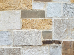 closeup of sababa blend castle rock natural stone veneer display with white mortar