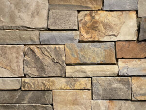 closeup of santa fe ledge natural stone veneer display with white mortar