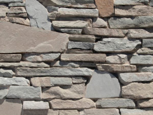 closeup of whispering pines pioneer blend natural stone veneer
