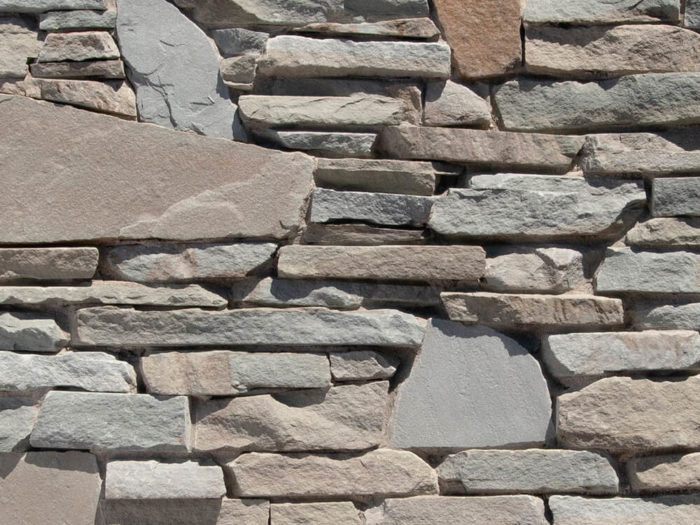 closeup of whispering pines pioneer blend natural stone veneer